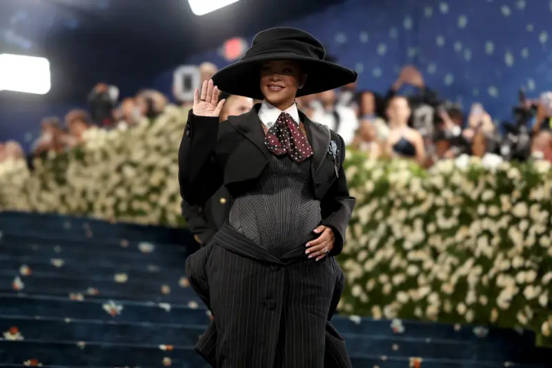 rihanna-pregnant-2